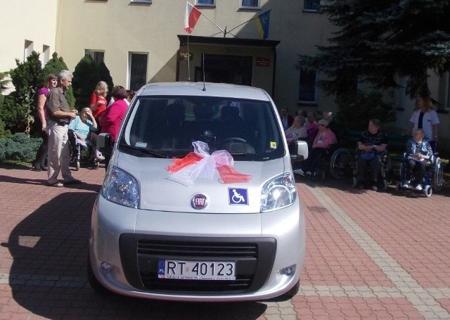 Nowy pojazd jest wyposażony w klimatyzację, posiada duży bagażnik, który pomieści wózek inwalidzki oraz przesuwne drzwi.