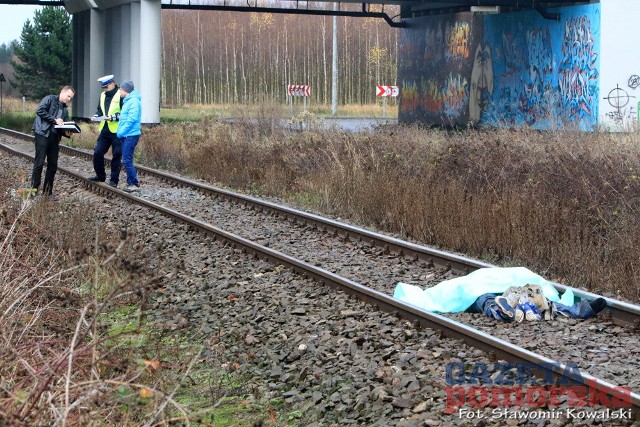 Około godziny 5:30 w okolicach węzła autostradowego w Lubiczu (hala Stalera) rowerzysta wpadł pod szynobus relacji Skępe - Toruń. Zginął na miejscu. Przyczyny i okoliczności zdarzenia bada policja.