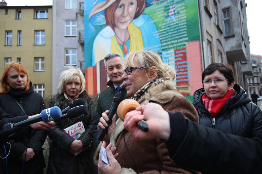 W Słupsku oficjalnie otwarto mural poświęcony Wandzie Chotomskiej 