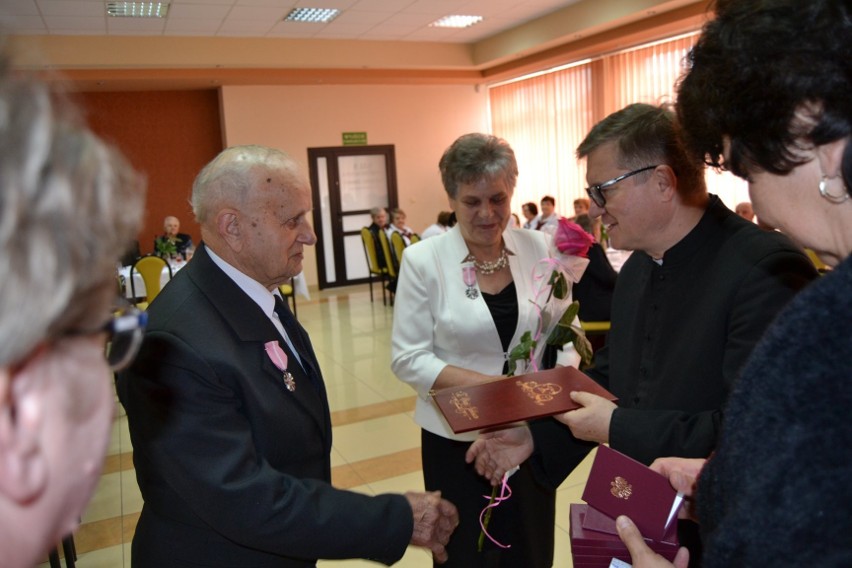 Andrzejewo. Świętowali złote i diamentowe gody. 8.10.2019 nie zabrakło medali oraz statuetek 