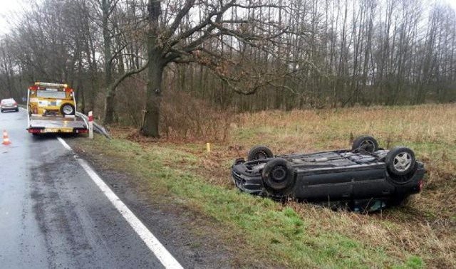 Opel dachował na "trasie śmierci".