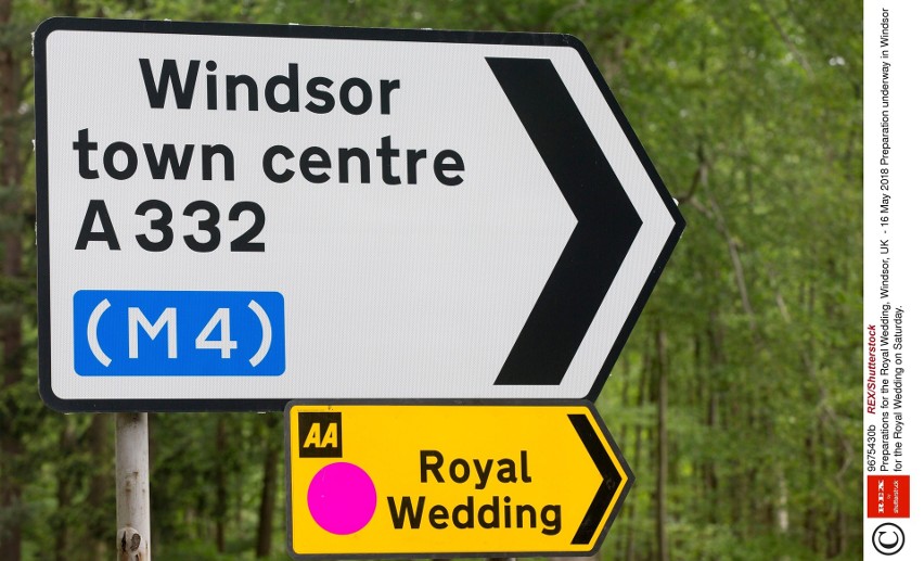 Drogowskaz kierujący na Royal Wedding w miejscowości Windsor