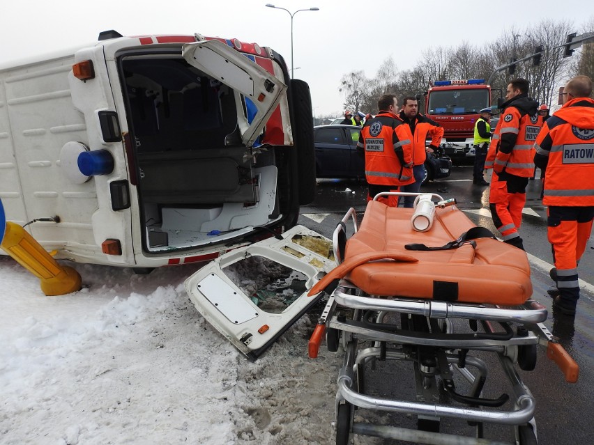 Wypadek karetki na ulicy Waszyngtona. W zdarzeniu drogowym udział brały trzy samochody [ZDJĘCIA, WIDEO]