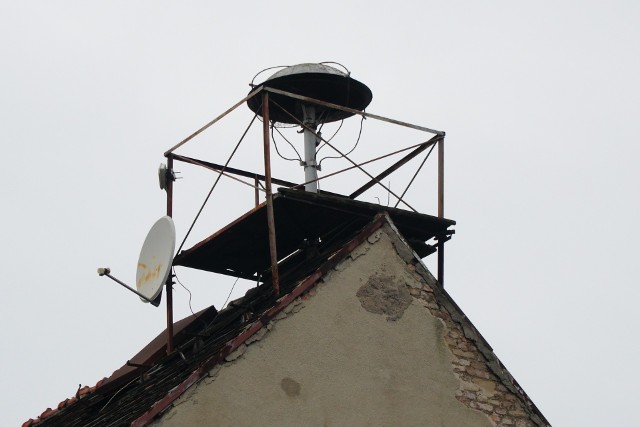 Jedna z syren ulokowana jest na dachu dawnej synagogi przy ul. Wronieckiej