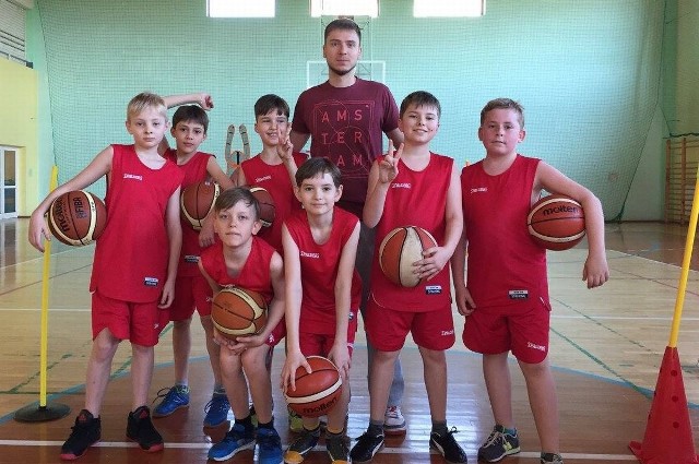 Dla młodych koszykarzy z Kielc obecność na treningu gracza z ekstraklasy to duże przeżycie.