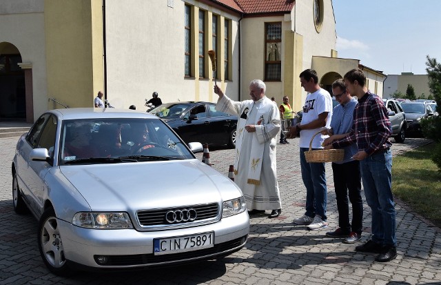 Względy bezpieczeństwa przesądziły o tym, że tegoroczny festyn motoryzacyjny "Święty Krzysztof patron kierowców", zamiast na lotnisku Aeroklubu Kujawskiego w Inowrocławiu, odbył się w niedzielę, 28 lipca, na terenie parafii pod wezwaniem Chrystusa Miłosiernego na os. Rabin. Poprzedziła go msza święta, podczas której homilię wygłosił ks. Jerzy Kraśnicki, dyrektor MIVA Polska, stowarzyszenia, którego celem jest pomoc misjonarzom w zdobywaniu i zakupie środków transportu oraz ujednolicenie różnych działań w tym zakresie na terenie kraju. Tuż po mszy była okazja do oznakowania rowerów przez policję. Każdy mógł też wziąć udział w konkursach zorganizowanych przez Wydział Ruchu Drogowego Komendy Powiatowej Policji w Inowrocławiu. Sprzęt ratowniczy prezentowali strażacy, a przy stoisku Automobilklubu Inowrocławskiego najmłodsi i starsi mogli otrzymać odblaskowe elementy i kamizelki. Zaś Krzysztof Studziński, członek Zarządu Głównego Polskiego Związku Motorowego, m. in. udzielał cennych porad, jak bezpiecznie prowadzić samochód. Cały czas czynne było stoisko MIVA Polska, z pamiątkami z misji. Można tam było wesprzeć akcję "Święty Krzysztof 1 grosz za 1 kilometr, na środki transportu dla misjonarzy". Odbyło się też święcenie pojazdów.