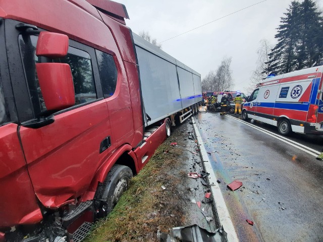 Na drodze wojewódzkiej 967 w Kunicach koło Gdowa zderzyły się samochody ciężarowy i osobowy. Jedna osoba odniosła poważne obrażenia. Trasa była zupełnie zablokowana dla ruchu
