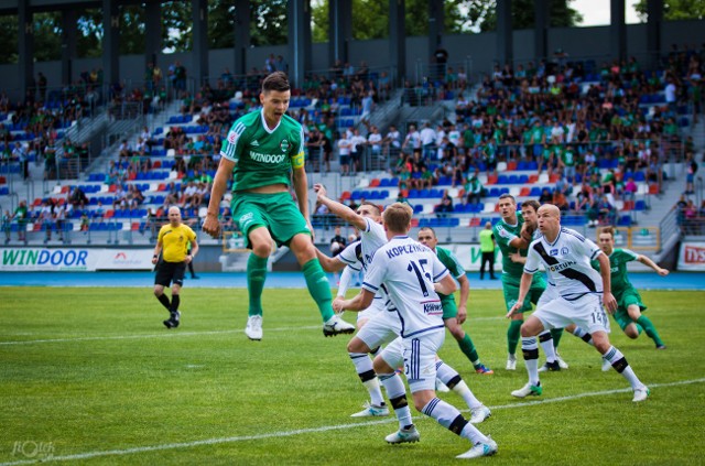 Fragment meczu, Radomiak - Legia (0:2), który rozegrano 1 lipca 2017 roku w Radomiu. W wyskoku Maciej Świdzikowski, kapitan zielonych.