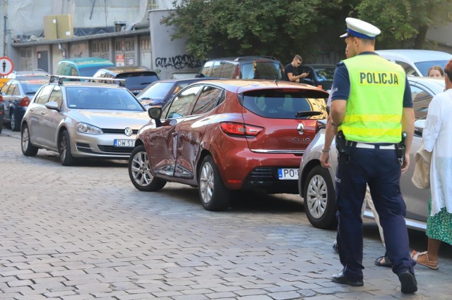 Policjant może nas poprosić o wyczyszczenie szyby samochodu. Jeżeli nie poradzimy sobie bez płynu, dostaniemy mandat do 500 zł.