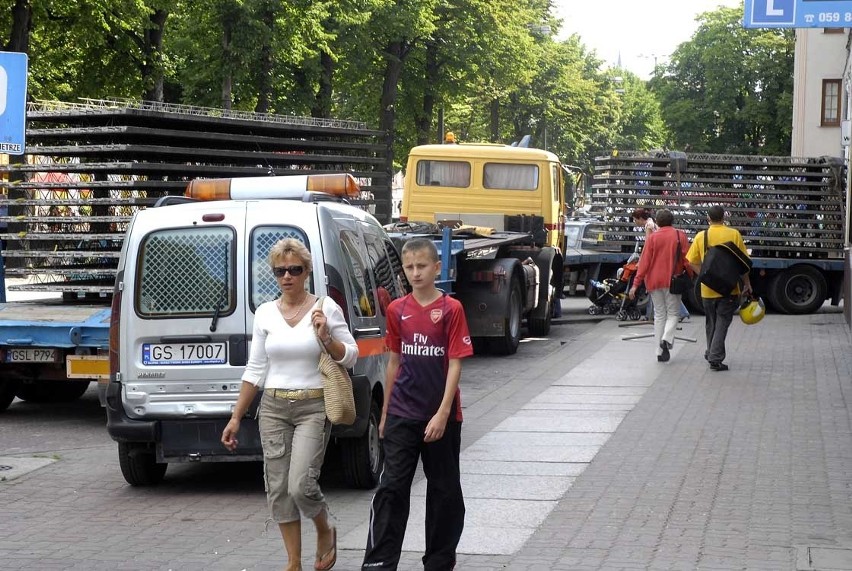 Mercedes na cztery godziny zablokowal ruch w Slupsku. (Fot....
