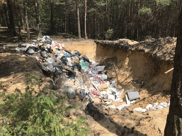 Jedno ze zdjęć przesłanych nam przez Czytelnika. Przedstawia odpady wyrzucane do sporych rozmiarów wykopu w lesie.