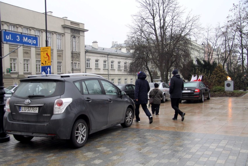 Samochody na placu Litewskim w Lublinie. Wśród nich auto, którym na uroczystości przyjechał wojewoda