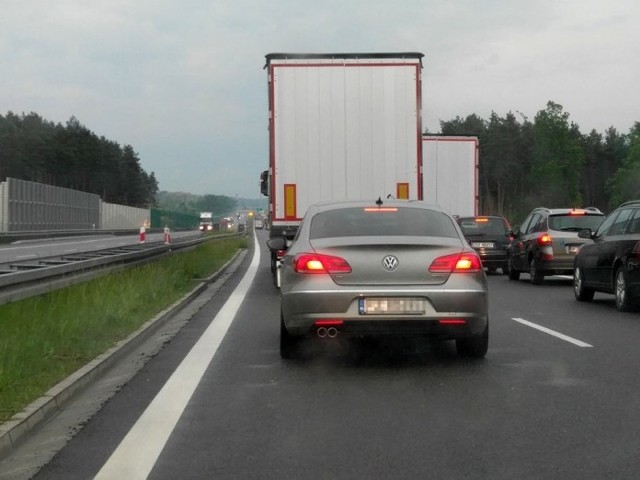 O zablokowanym pasie na S3 koło Sulechowa poinformował nas Czytelnik. Trwa tam remont nawierzchni i z tego powodu są gigantyczne korki. – Przez „szeryfa” w ciężarówce było jeszcze gorzej – zwraca uwagę nasz Czytelnik.Zdarzenie miało miejsce w czwartek, 17 maja. Nasz Czytelnik wracał wówczas do Zielonej Góry od strony Świebodzina. Na trasie był zator o długości ok 1,5 km. Sytuacja jednak mogła być o wiele lepsza. – Znalazł się szeryf, który zablokował prawy pas ruchu – pisze nasz Czytelnik.Kierowca czerwonej ciężarówki bez żadnego konkretnego powodu zablokował cały pas. – Gdyby prawy pasem można było swobodnie jechać to kierowcy jechaliby „na suwak” i czas oczekiwania na przejazd byłby znacznie krótszy – zaznacza nasz Czytelnik.Zobacz również: Wyprzedzał kilka samochód na raz, uderzył w radiowózŹródło:STORYFULPrzeczytaj też:   Focus w przebudowie. Tak będzie wyglądać! [WIZUALIZACJA]