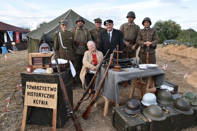 Towarzystwo Historyczne w Kcyni miało swoje stoisko  na pikniku militarnym „Przy bunkrze” w Gołańczy.  Ale nie tylko miłośnicy przeszłości  z kcyńskiego Towarzystwa Historycznego uczestniczyli w tym wydarzeniu. Także inni mieszkańcy Pałuk.Jerzy Kanclerz przed turniejem Asy dla Tomasza Golloba.