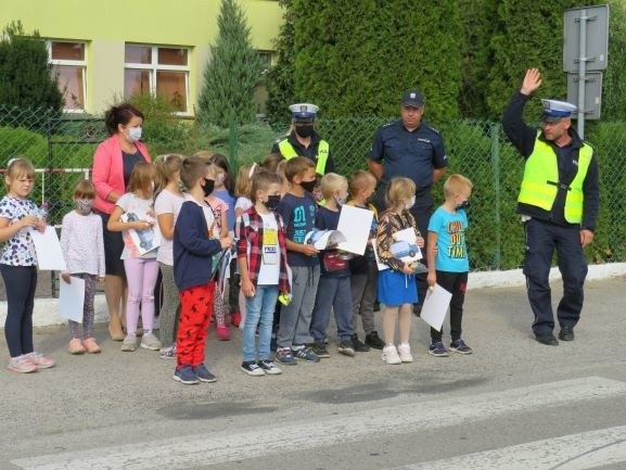 Policjanci uczyli dzieci, jak prawidłowo przechodzić przez jezdnię.