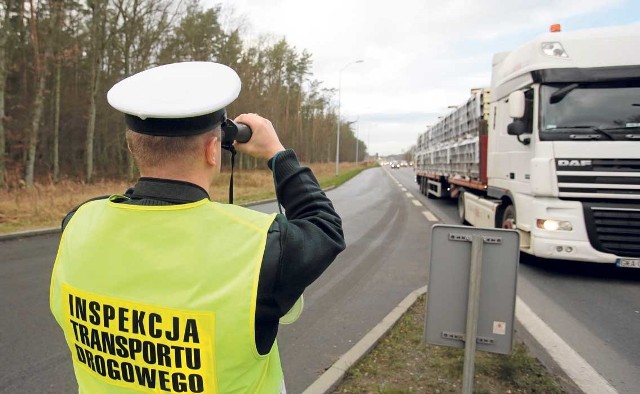 Inspektorzy transportu drogowego nie są funkcjonariuszami służb mundurowych. Są zatrudnie-ni w oparciu o Kodeks pracy. Pracują od poniedziałku do piątku. W weekendy pojawiają się rzadko