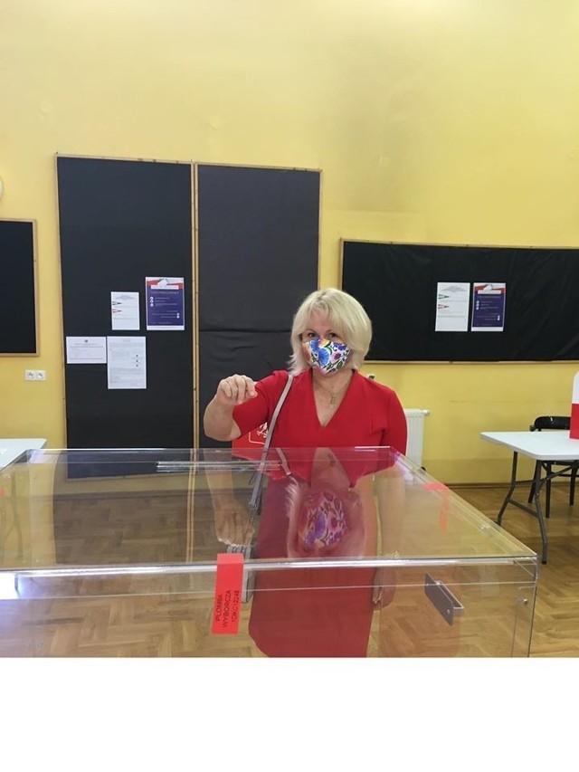 Głosuje burmistrz Zawichostu Katarzyna Kondziołka.