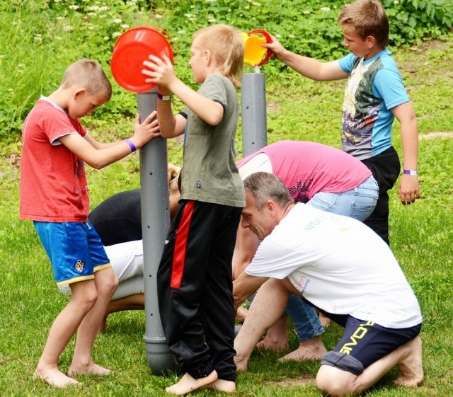 Dzieciaki uczestniczyły w wielu zabawach na terenie parku w Rulewie
