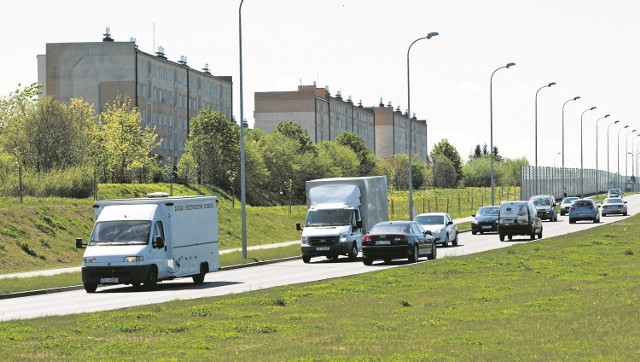 Odcinek obwodnicy w bliskim sąsiedztwie bloków przy ul. Bosmańskiej - pytanie, czy powinny tu stanąć dodatkowe ekrany.