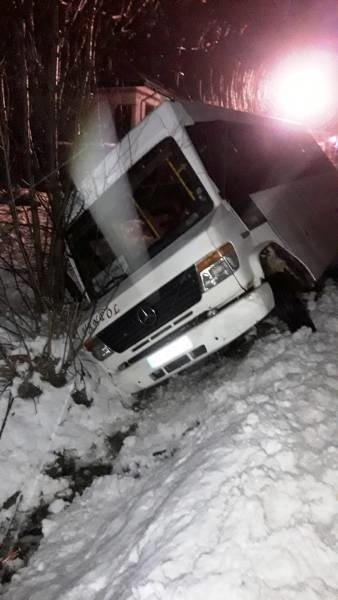 Mogilno wypadek. Bus kursowy wylądował w rowie. Osiem osób uwięzionych w środku pojazdu