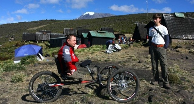 &#8211; Jarek Rola na swoim specjalnym rowerze i Jasiek Mela w bazie Horombo na 3700 m.n.p.m