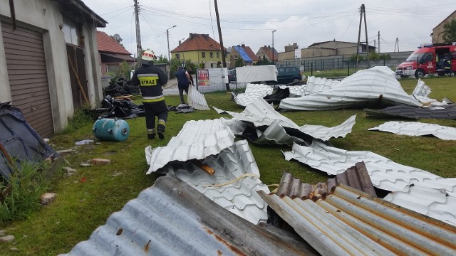 Gwałtowne zjawisko atmosferyczne przeszło nad osiedlem Rogi w Kędzierzynie-Koźlu. - To wyglądało jak przejście trąby powietrznej - relacjonuje Jan Kampka jeden z mieszkańców. - Nagle zrobiło się ciemno, zerwał się silny wiatr i zaczęło mocno padać. Wiatr zrywał dachy, łamał słupy i zrywał linie energetyczne. Uszkodził 18 budynków (głównie dachy).Na miejscu pracują strażacy i pracownicy zakładu energetycznego. Są także służby wojewody i urzędu miasta z Centrum Zarządzania Kryzysowego.Straty wynoszą ok. 1 mln złotych. Wkrótce więcej informacji.