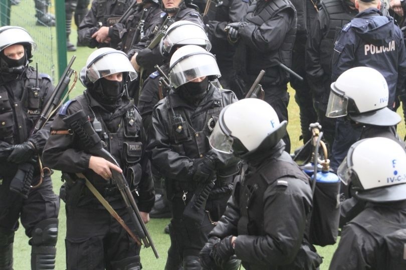 Ponad 200 policjantów wyposażonych w broń gładkolufową i...