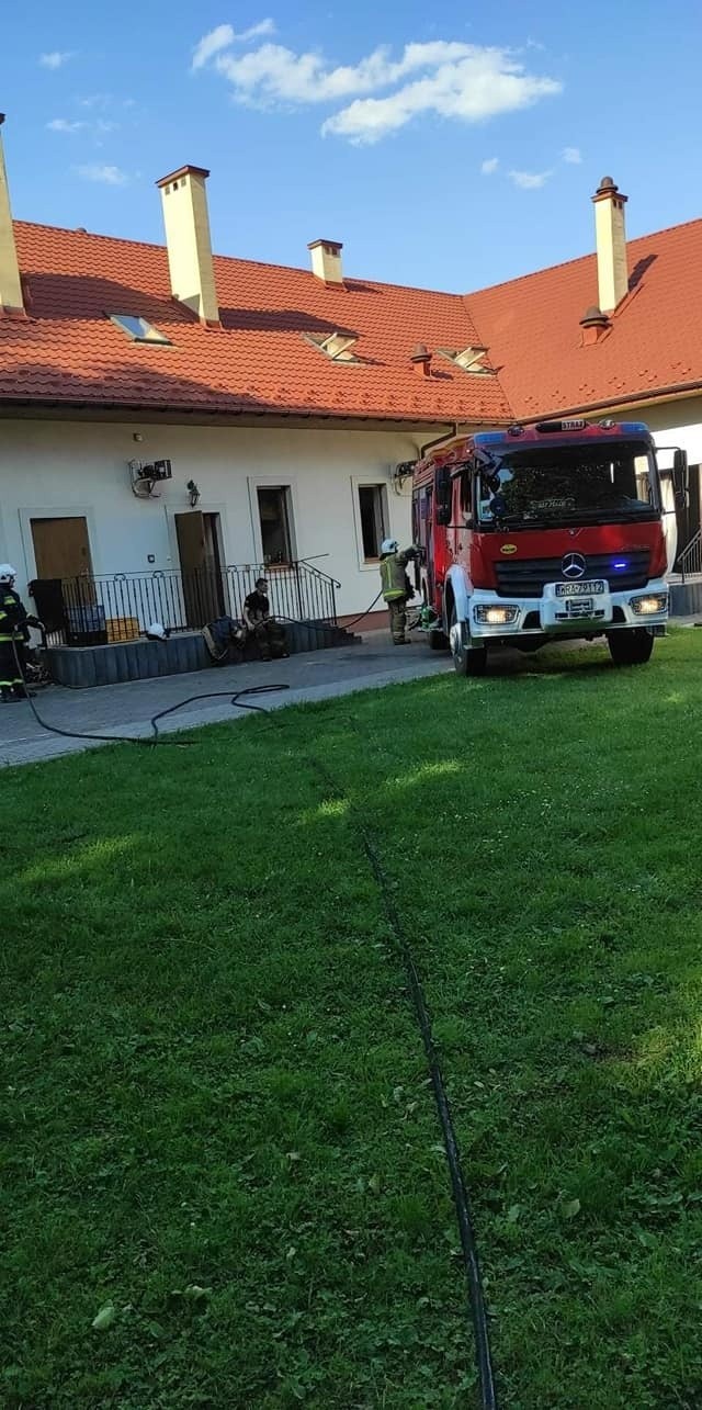 Pożar domu weselnego w Pionkach. W akcji kilkudziesięciu strażaków. Zobacz zdjęcia