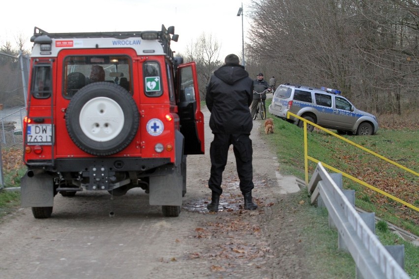 Policjanci chcieli sobie skrócić drogę i...zaklinowali się (ZDJĘCIA)