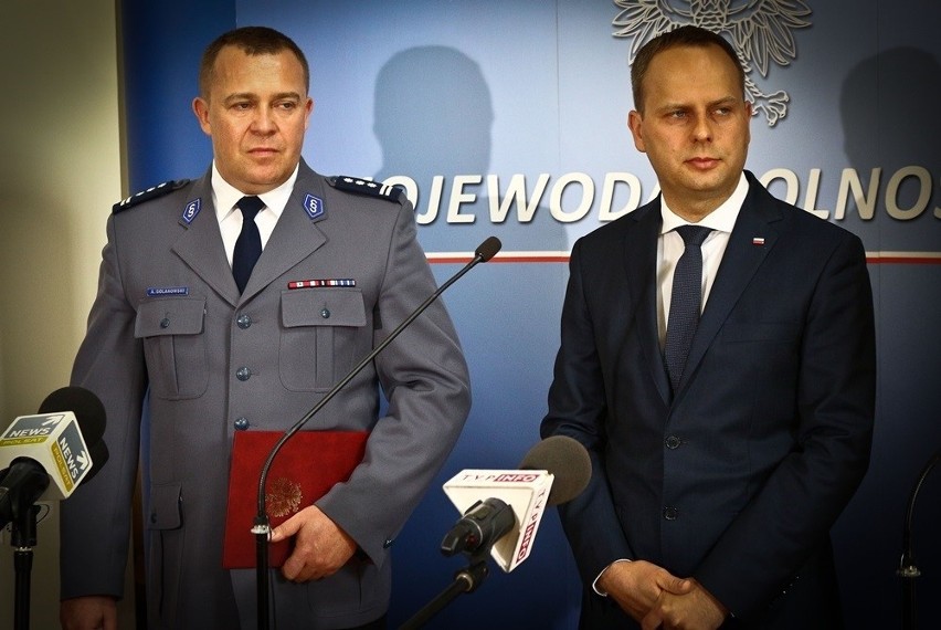 Nagroda wojewody za załapanie bombiarza dla pięciu policjantów