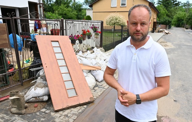 Stanisław Porada, burmistrz Działoszyc, mówi, że gmina powoli stara się uprzątać zniszczenia po nawałnicy. Organizuje też pomoc dla poszkodowanych. Więcej zdjęć na kolejnych slajdach