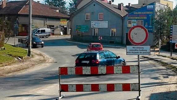 Kierowcy nadal jeżdżą przez zamknięte (przynajmniej oficjalnie) skrzyżowanie „na ochronce”