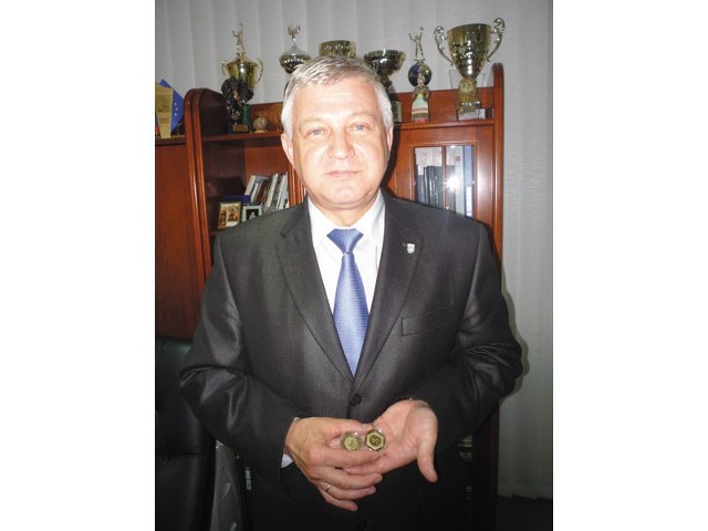 Burmistrz Jerzy Sirak prezentuje pamiątkowe 60 Hajnusów