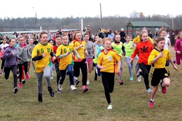 Rywalizacja dziewcząt na dystansie 800 metrów.