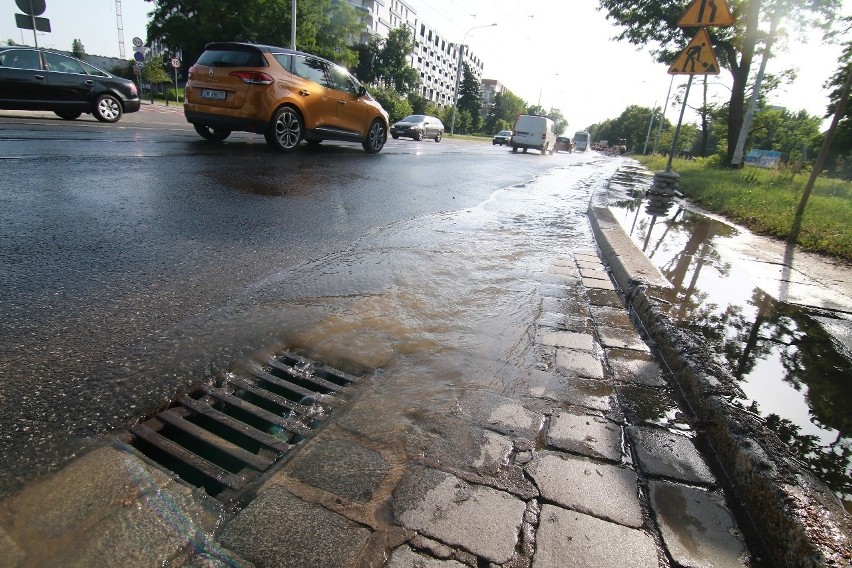 Awaria głównego wodociągu biegnącego pod ulicą Grabiszyńską