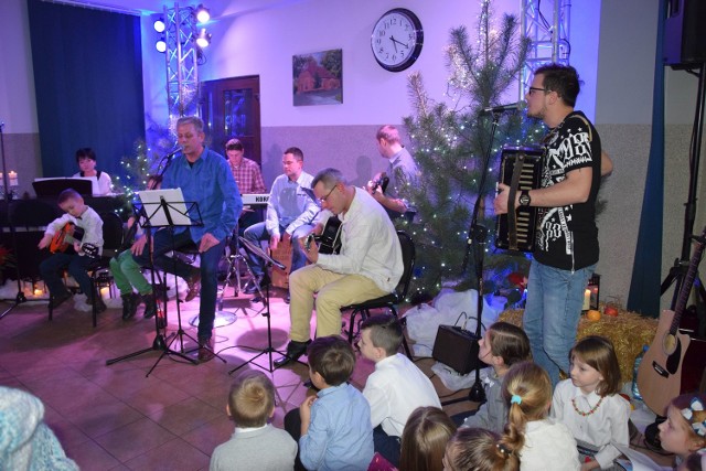 Kilkanaście kolęd wyśpiewaliśmy z muzykującą rodziną Kozików i ich przyjaciółmi