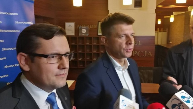 Od lewej: przewodniczący .Nowoczesnej w Świętokrzyskiem Mateusz Żukowski oraz lider partii w kraju Ryszard Petru.