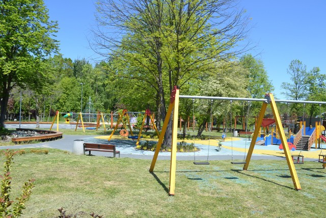 Plac zabaw w Parku Kuronia w Kazimierzu Górniczym jest już otwarty. Zobacz kolejne zdjęcia. Przesuwaj zdjęcia w prawo - naciśnij strzałkę lub przycisk NASTĘPNE