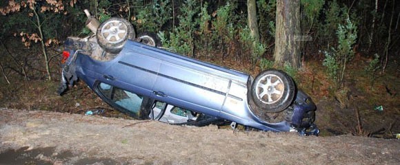 Wyprzedzał bmw. Auto kilka razy dachowało. Pasażerka w szpitalu.(foto)