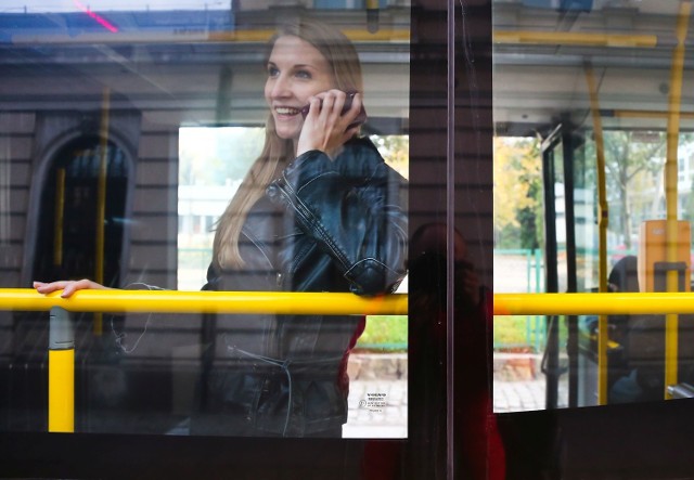 Ludzie w autobusach, pociągach łatwo rezygnują ze swej prywatności. Problem w tym, że inni nie chcą tego słuchać.