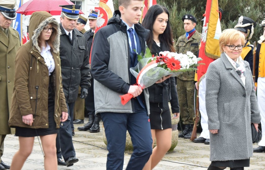 Ostrołęka. Narodowe Święto Węgier. Delegacja z ambasady złożyła kwiaty pod pomnikiem generała Bema