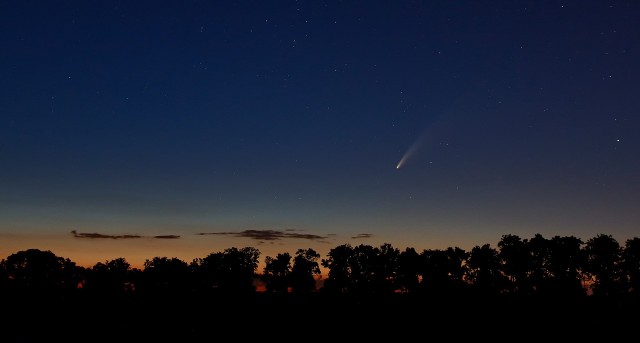 Naszemu Czytelnikowi udało się zrobić zdjęcie komety NEOWISE. Mikołaj Kamieński sfotografował ją w nocy z 10 na 11 lipca w Złotnikach, Morasku oraz nad stawem Łysy Młyn.Zobacz zdjęcia ----->
