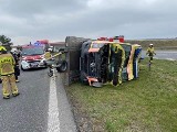 Dolny Śląsk: Bardzo groźnie wyglądający wypadek na drodze S8. Od samochodu odczepiła się laweta z karetką [ZDJĘCIA]