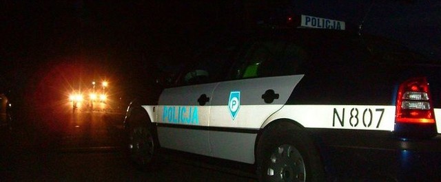 Policjanci i strażacy ewakuowali 80 mieszkańców.