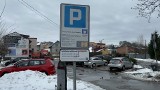 Parking naprzeciwko urzędu miejskiego w Brzesku nielegalny? Zamiast namalowanych linii jest inny kolor kostki. Jest zgłoszenie do NIK