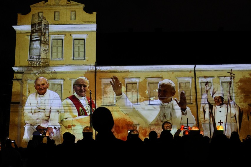 W rocznicę śmierci św. Jana Pawła II na fasadzie Pałacu Arcybiskupów w Krakowie wyświetlono okolicznościowy mapping 