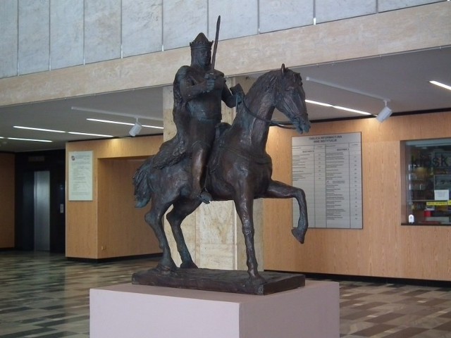 Model pomnika Przemysła II stanął w holu Wielkopolskiego Urzedu Wojewódzkiego