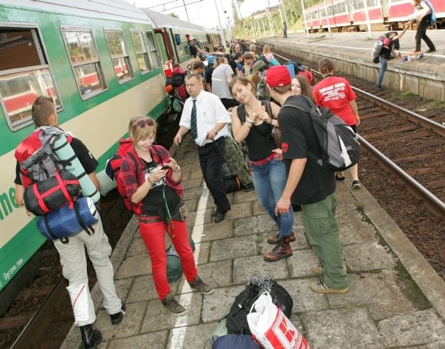 Wielu woodstockowiczów do Kostrzyna dojeżdża pociągami. Ci, którzy przyjadą autami, muszą się przygotować na utrudnienia.