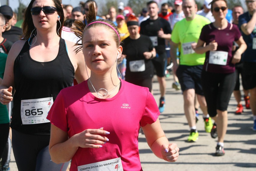 Biegli w niedzielę nad Zalewem Zemborzyckiem. To ostatni bieg z cyklu "Cztery Dychy do Maratonu" [DUŻO ZDJĘĆ]