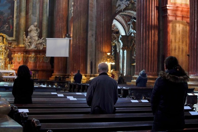 Z każdym rokiem w Polsce ubywa osób uczestniczących na niedzielne msze święte. W 2019 r. w niedzielę do kościoła średnio wybrało się zaledwie 36,9 proc. wiernych, co jest najgorszym wynikiem w historii. Dane dla poszczególnych diecezji są bardzo rozbieżne. W jednej odsetek praktykujących katolików wynosi ponad 70 proc., ale z drugiej strony są i takie, gdzie w niedzielę na mszę wybiera się mniej niż co czwarty wierny. Jak na tym tle wypadają poznańscy katolicy? Zobacz statystyki dla diecezji obejmujących największe polskie miasta ----> 